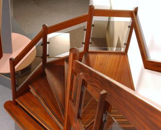 Sapeli Mahonie trap voor nieuw kantoor