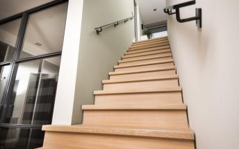 Eiken trap met industriële details