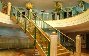 Steektrap met gebogen bomen